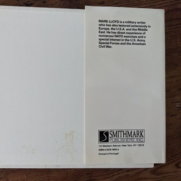 The Concise Illustrated Book of Military Badges and Insignia By Mark Lloyd - Picture 5 of 9